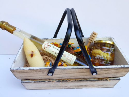 סלסלת עץ מהודרת עם מוצרי דבש