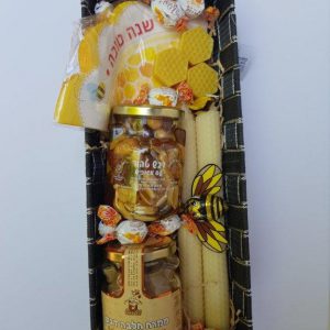 סלסלת מתנה רחבה עם מוצרי דבש