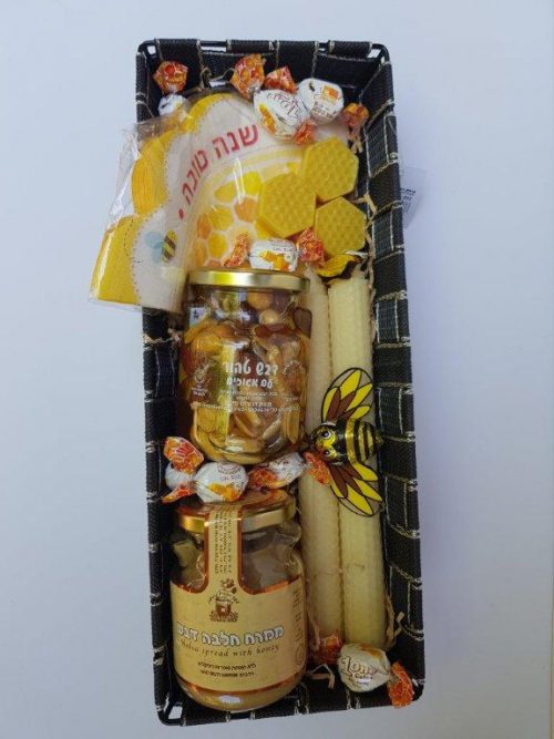 סלסלת מתנה רחבה עם מוצרי דבש