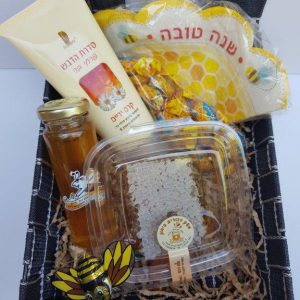 סלסלת מתנה עם מוצרי דבש